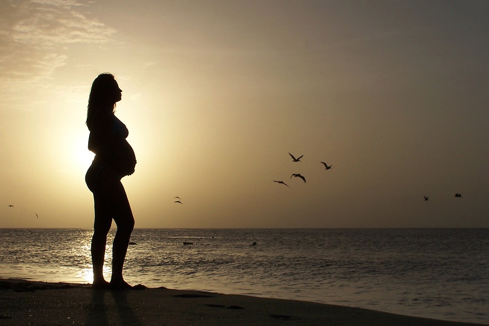 Употребление алкоголя на ранних сроках беременности: какое влияние на плод оказывает приём спиртного в первый месяц после зачатия?